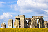 Stonehenge an einem schönen sonnigen Tag, UNESCO-Welterbe, Salisbury Plain, Wiltshire, England, Vereinigtes Königreich, Europa