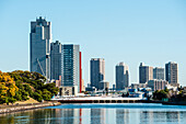 Takeshiba am Sumida-Fluss, Blick über den Fluss zu den Wolkenkratzern an der blauen Skyline in Chuo, Tokio, Honshu, Japan, Asien