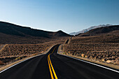 Einsamer hügeliger Highway in der Wüste von Death Valley, Kalifornien, Vereinigte Staaten von Amerika, Nordamerika