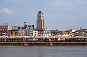 Skyline und Ufer der Schelde, Antwerpen im Zentrum, Belgien, Europa