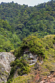 Großes geschnitztes Gesicht am Bukit Kasih, einem vulkanischen Touristenpark mit Fumarolenfeldern, einem Turm zum Thema Weltfrieden und Gebetshäusern der fünf großen Religionen, Bukit Kasih, Minahasa, Nordsulawesi, Indonesien, Südostasien, Asien