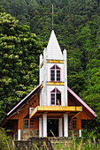 Die katholische Kirche in diesem vulkanischen Touristenpark mit Gebetshäusern der fünf großen Religionen, Bukit Kasih, Minahasa, Nordsulawesi, Indonesien, Südostasien, Asien