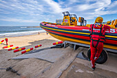 Blick auf das Rettungsboot am Central Beach in Plettenberg Bay, Plettenberg, Garden Route, Westliche Kap-Provinz, Südafrika, Afrika