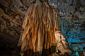 Blick auf Stalagmiten und Stalaktiten im Inneren der Cango-Höhlen, Oudtshoorn, Westkap, Südafrika, Afrika