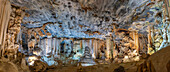 Blick auf Stalagmiten und Stalaktiten im Inneren der Cango-Höhlen, Oudtshoorn, Westkap, Südafrika, Afrika