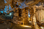 Blick auf Stalagmiten und Stalaktiten im Inneren der Cango-Höhlen, Oudtshoorn, Westkap, Südafrika, Afrika