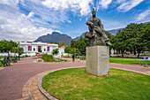 Blick auf die Jan-Christian-Smuts-Skulptur im Company's Garden und die Nationalgalerie im Hintergrund, Kapstadt, Westkap, Südafrika, Afrika