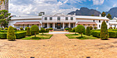 Blick auf das De Tuynhuys-Gebäude im Company's Garden und den Tafelberg im Hintergrund, Kapstadt, Westkap, Südafrika, Afrika