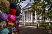 Blick auf das Gebäude des Parlaments von Südafrika und bunte Hüte zum Verkauf, Kapstadt, Westkap, Südafrika, Afrika