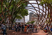 Blick auf eine Menschenansammlung am Arch for Arch, Kapstadt, Westkap, Südafrika, Afrika