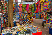 Blick auf einen bunten Souvenirstand auf dem Greenmarket Square, Kapstadt, Westkap, Südafrika, Afrika