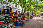 Blick auf einen bunten Souvenirstand auf dem Greenmarket Square, Kapstadt, Westkap, Südafrika, Afrika