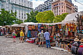 Blick auf einen bunten Souvenirstand auf dem Greenmarket Square, Kapstadt, Westkap, Südafrika, Afrika