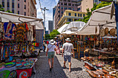 Blick auf bunte Souvenirstände auf dem Greenmarket Square, Kapstadt, Westkap, Südafrika, Afrika