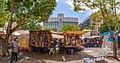 Blick auf bunte Souvenirstände auf dem Greenmarket Square, Kapstadt, Westkap, Südafrika, Afrika