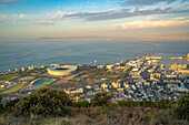 Blick auf das DHL-Stadion und die Waterfront von Kapstadt vom Signal Hill bei Sonnenuntergang, Kapstadt, Westkap, Südafrika, Afrika