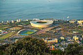 Blick auf das DHL-Stadion in Kapstadt vom Signal Hill aus bei Sonnenuntergang, Kapstadt, Westkap, Südafrika, Afrika