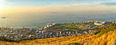 Blick auf den Sea Point und das DHL-Stadion in Kapstadt vom Signal Hill bei Sonnenuntergang, Kapstadt, Westkap, Südafrika, Afrika