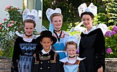 Frankreich, Finistere, Festzug des Ginsterblütenfestes 2015 in Pont Aven, Kopfbedeckungen und Kostüme von Pont Aven