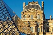 Frankreich, Paris, Gebiet, das zum Weltkulturerbe der UNESCO gehört, Spiegelung der Fassade des Richelieu-Flügels an der Pyramide des Louvre durch den Architekten Ieoh Ming Pei in der Cour Napoleon