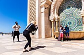 Marokko, Casablanca, Springbrunnen auf dem Vorplatz der Hassan-II-Moschee