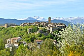 Spanien, Aragonien, Provinz Huesca, Pirineos Aragonaises, Dorf Ainsa, im Hintergrund das Monte Perdido-Massiv (3355 m), von der UNESCO zum Weltkulturerbe erklärt