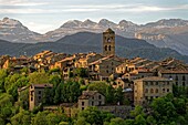 Spanien, Aragonien, Provinz Huesca, Pirineos Aragonaises, Dorf Ainsa, im Hintergrund das Monte Perdido-Massiv (3355 m), von der UNESCO zum Weltkulturerbe erklärt