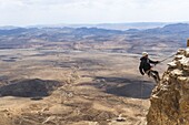 Israel, Südlicher Bezirk, Negev-Wüste Abseilen in Mitzpe Ramon