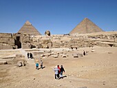 Ägypten, Kairo, Gizeh, UNESCO-Welterbe, Pyramiden von Gizeh, Touristengruppe vor der Sphinx und den Cheops-Pyramiden, Chephren