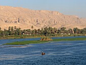 Ägypten, Oberägypten, Niltal, Fischerboot auf dem Nil von einem Kreuzfahrtschiff aus gesehen, das bei Edfu auf dem Nil fährt