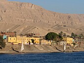 Ägypten, Oberägypten, Niltal, Dorf am Nilufer, gesehen von einem Kreuzfahrtschiff auf dem Nil bei Edfu