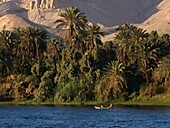 Ägypten, Oberägypten, Niltal, Blick auf den Nil von einem Kreuzfahrtschiff aus, das bei Edfu auf dem Nil fährt