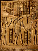 Ägypten, Oberägypten, Niltal, Basrelief im Tempel von Kom Ombo, der dem krokodilköpfigen Gott Sobek geweiht ist