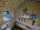 Ägypten, Niltal, Thebanische Nekropole, polychrome Malereien an den Wänden der Gräber in den Ruinen des Dorfes Deir el-Medineh bei Luxor