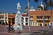 Kolumbien, Departamento Bolivar, Cartagena, von der UNESCO zum Weltkulturerbe erklärt, elegant gekleidete junge Kolumbianerin auf dem Platz von San Pedro Claver und seinen kolonialen Fassaden, in der Altstadt gelegen