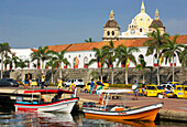 Kolumbien, Departamento Bolivar, Cartagena, von der UNESCO zum Weltkulturerbe erklärt, Ausflugsboote im Hafen mit den Dächern der Kirche San Pedro Claver im Hintergrund