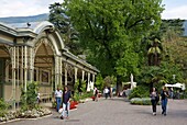 Italy, autonomous province of Bolzano, Merano, strollers on the Corso Libertad promenade lined with trees and art nouveau buildings