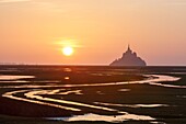 Frankreich, Manche, Bucht von Mont Saint Michel, von der UNESCO zum Weltkulturerbe erklärt, die Bucht und der Mont Saint Michel bei Herbsthochwasser von der Pointe du Grouin aus