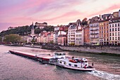 Frankreich, Rhone, Lyon, historisches Viertel, das zum UNESCO-Welterbe gehört, Alt-Lyon, Quai Fulchiron am Ufer der Saone und die Kirche Saint Georges