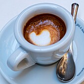 Italien, Kampanien, Neapel, historisches Zentrum, das von der UNESCO zum Weltkulturerbe erklärt wurde, machiatto coffe