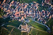 Frankreich, Haut Rhin, Elsässer Weinstraße, Hunawihr, Dorf mit der Aufschrift Les Plus Beaux Villages de France (Die schönsten Dörfer Frankreichs), Wehrkirche (Luftaufnahme)