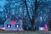 Vereinigte Staaten, Neuengland, Massachusetts, Rowley, weihnachtlich geschmücktes Haus