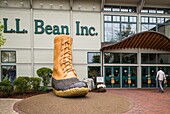 Vereinigte Staaten, Maine, Freeport, das LL Bean-Geschäft, Außenansicht des berühmten Outdoor-Geschäfts