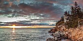 Vereinigte Staaten, Maine, Mt. Desert Island, Acadia National Park, Bass Harbor, Bass Harbor Head Leuchtturm, Herbst, Abenddämmerung