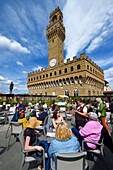 Italien, Toskana, Florenz, von der UNESCO zum Weltkulturerbe erklärt, der Palazzo Vecchio von der Terrasse der Galleria degli Uffizi aus gesehen