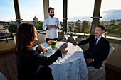 Italien, Toskana, Florenz, von der UNESCO zum Weltkulturerbe erklärt, Palazzo Della Gherardesca, 5-Sterne-Palast Four Seasons Hotel Firenze, Abendessen auf der Spitze eines Turms mit Blick auf die Stadt mit dem Michelin-Sternekoch Vito Mollica