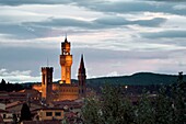 Italien, Toskana, Florenz, von der UNESCO zum Weltkulturerbe erklärt, der Palazzo Vecchio in der Abenddämmerung