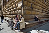 Italien, Toskana, Florenz, von der UNESCO zum Weltkulturerbe erklärt, der Renaissancepalast Palazzo Strozzi, panca di via (Straßenbank) am Fuße einiger prestigeträchtiger florentinischer Paläste zum Komfort der Bevölkerung, aber auch zum Schutz der Mauern vor Fahrzeugen