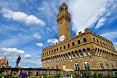 Italien, Toskana, Florenz, von der UNESCO zum Weltkulturerbe erklärt, der Palazzo Vecchio von der Terrasse der Galleria degli Uffizi aus gesehen