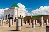 Marokko, Rabat, von der UNESCO zum Weltkulturerbe erklärt, Esplanade der Yacoub el-Mansour-Moschee, das Mausoleum von Mohammed V.